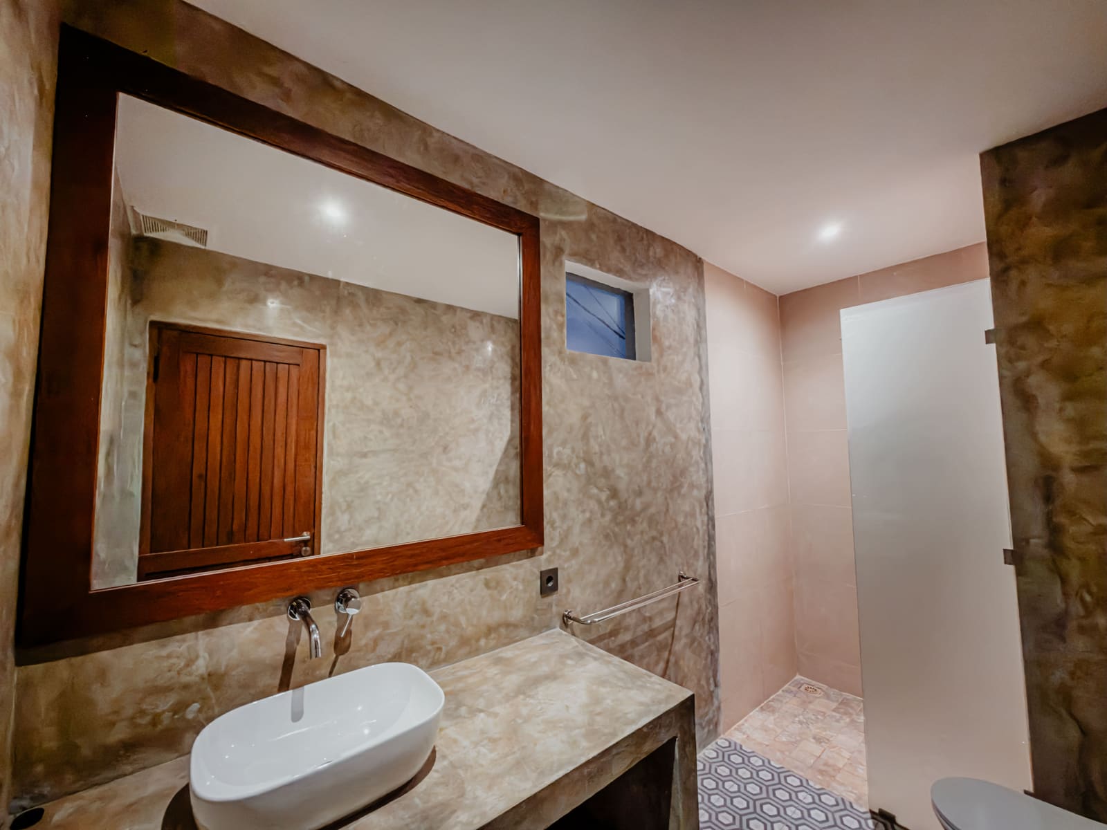 Deluxe Room - Shower & Natural Stone Interior