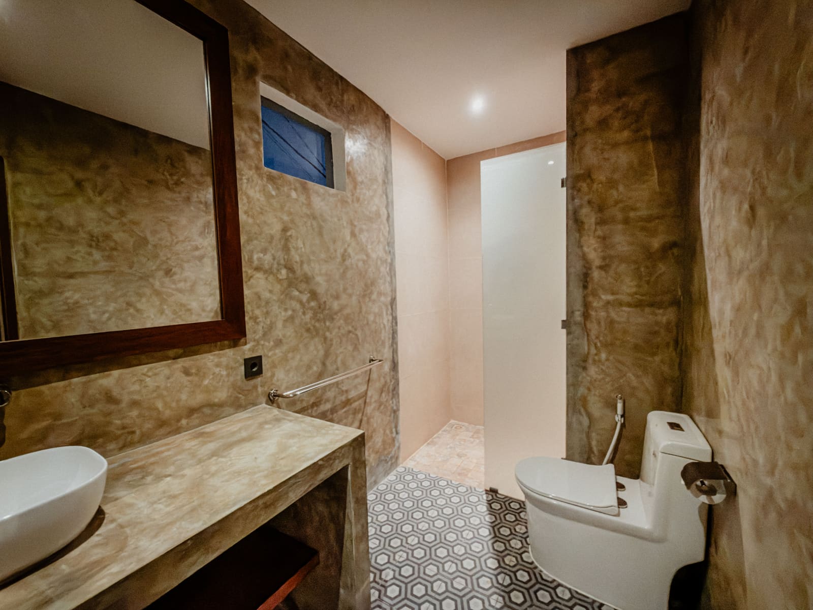 Deluxe Room - En-Suite Bathroom