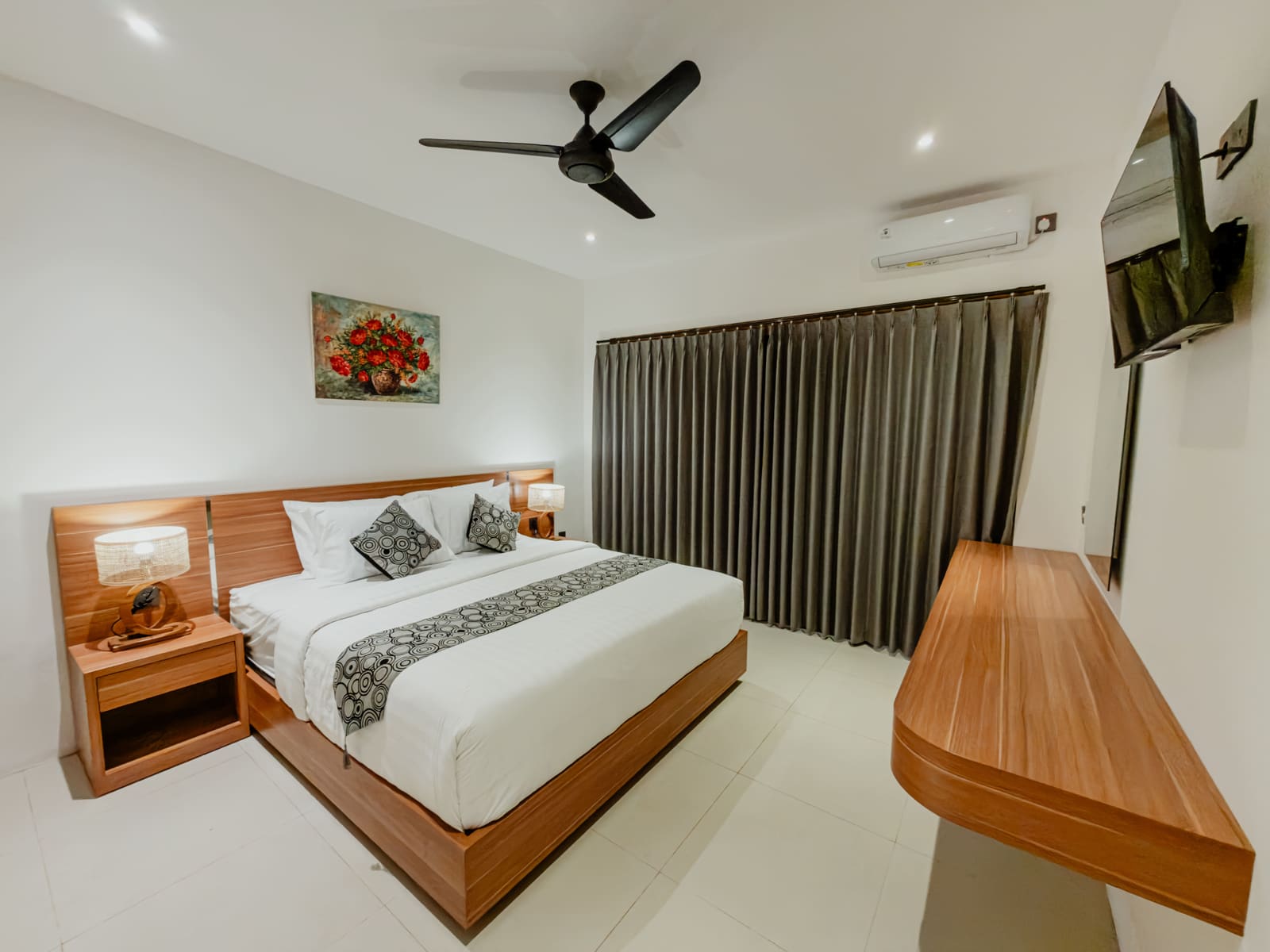 Deluxe Room - Minimalist Tropical Design