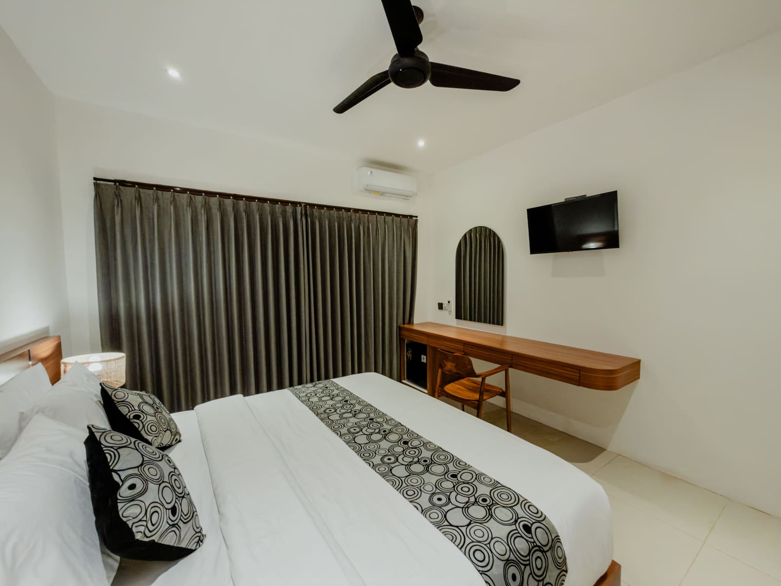 Deluxe Room - Room View & Open Access
