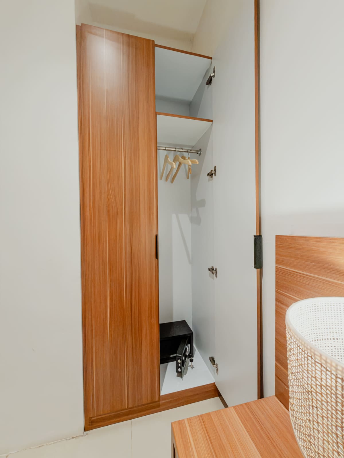 Deluxe Room - Clothes Hanger & Rack