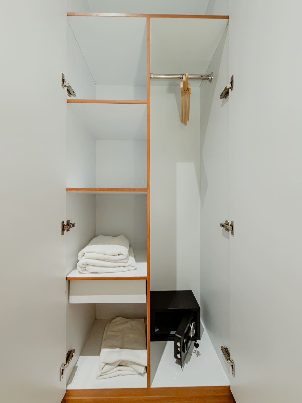 Deluxe Room - Wardrobe Closet Area